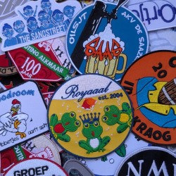 emblemen badges voor carnaval kleurrijk ontwerp